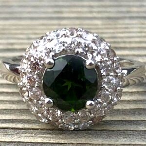 Size 6.75 chrome diopside and white topaz ring